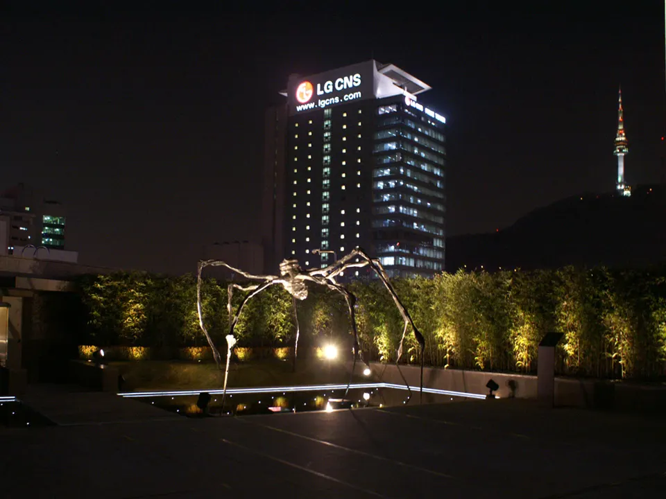 SHINSEGAE DEPARTMENT MAIN STORE: 6F ROOF GARDEN-LOUISE BOURGEOIS