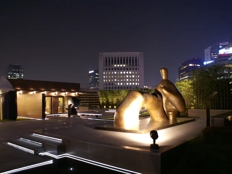 SHINSEGAE DEPARTMENT MAIN STORE: 6F ROOF GARDEN-HENRY MOORE