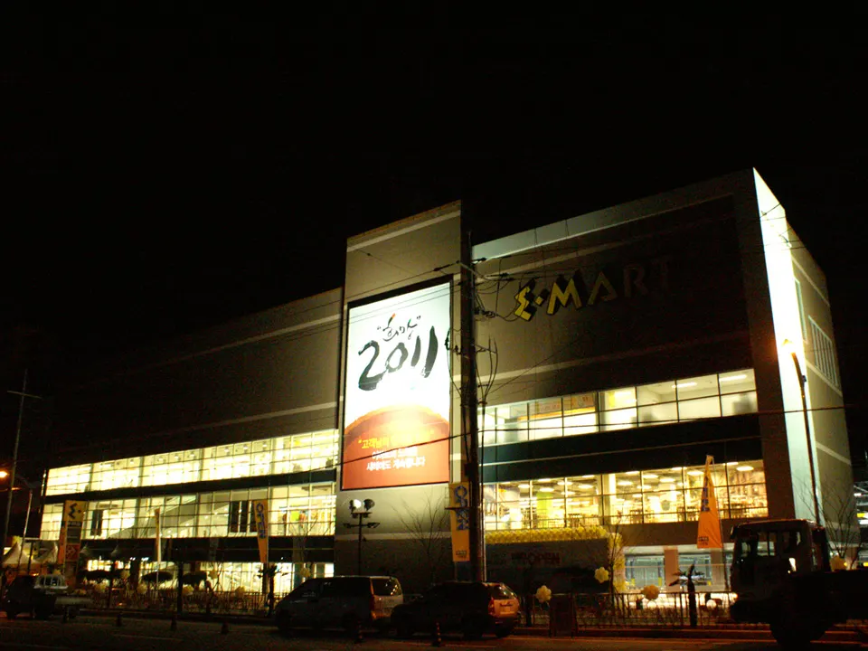 E-MART SACHEUN STORE: EXTERIOR