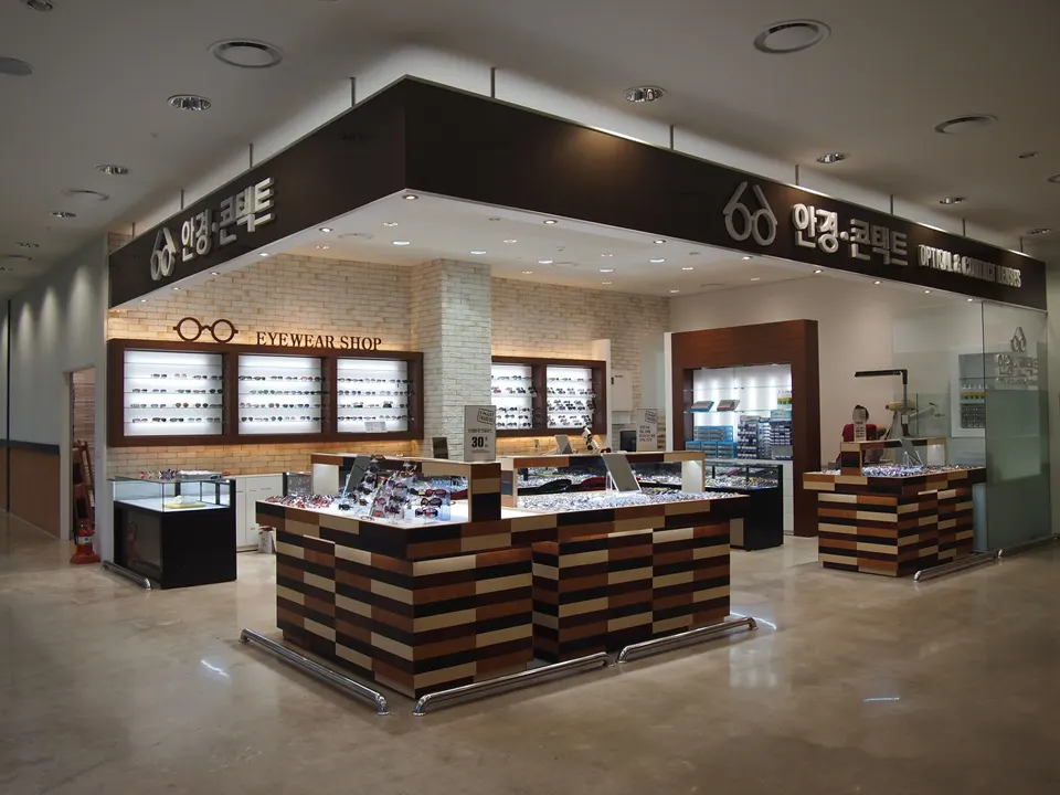E-MART TRADERS BUSAN SEOMYEON STORE: OPTICIAN’S