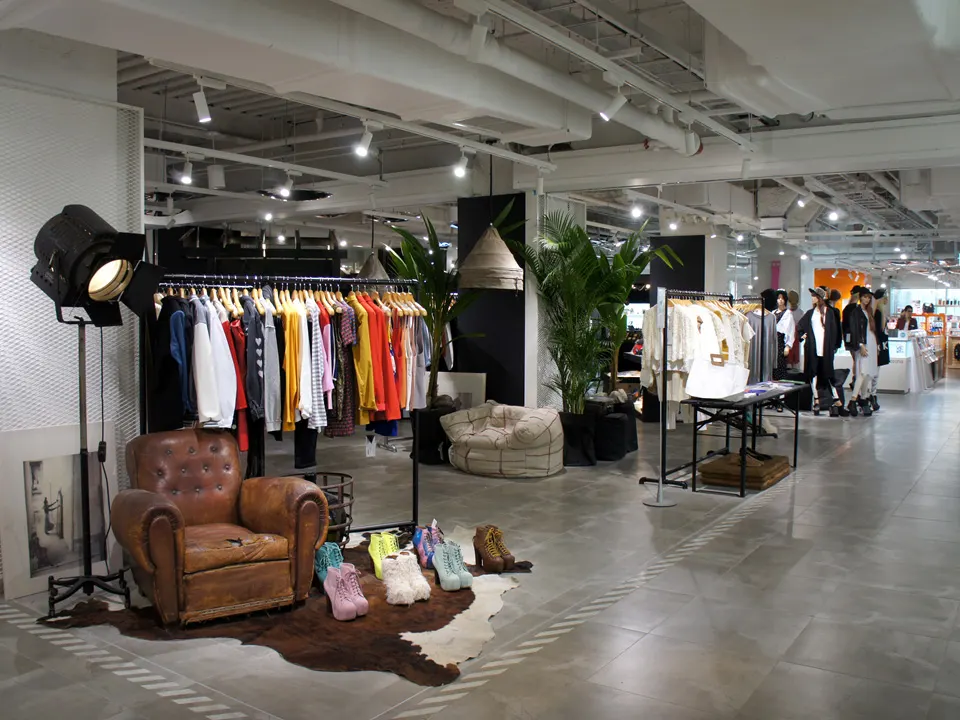 LOTTE YOUNG PLAZA MAIN STORE: 2F STREET CASUAL