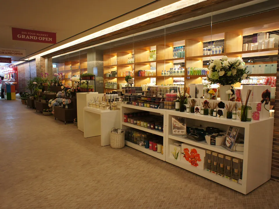 SSG FOOD MARKET MARINE CITY STORE: CORRIDOR