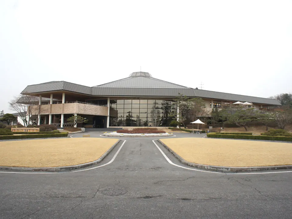 JAYU COUNTRY CLUB: EXTERIOR