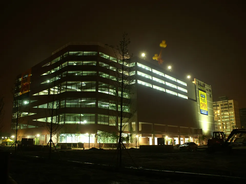E-MART HANAM STORE: EXTERIOR