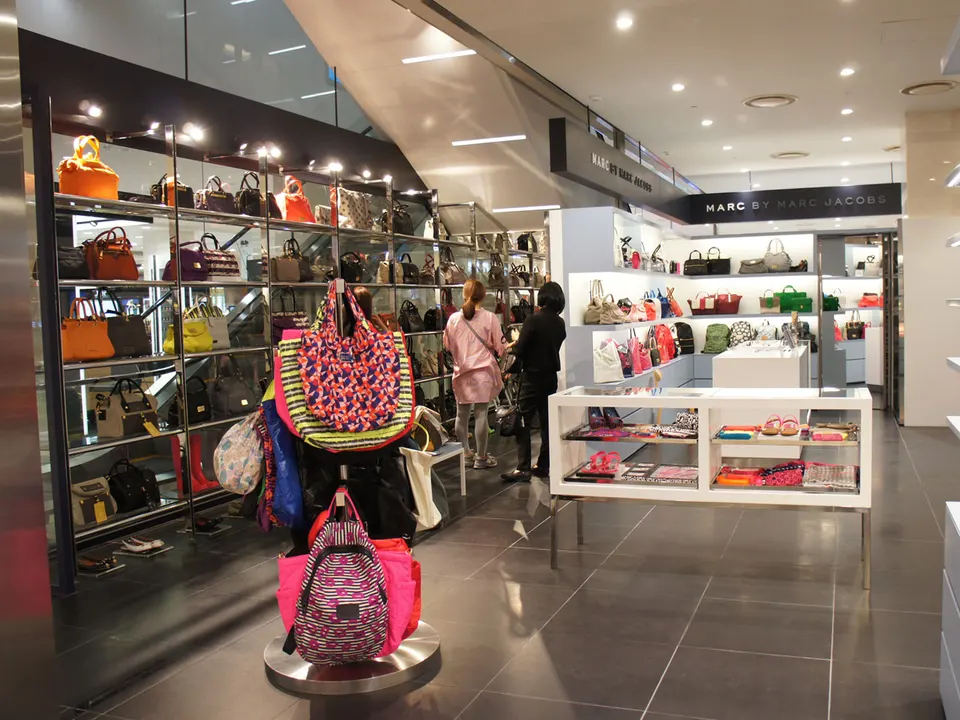 LOTTE DEPARTMENT ULSAN STORE: 1F FASHION GOODS
