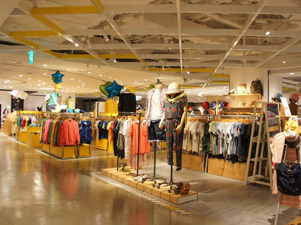 LOTTE DEPARTMENT DONGNAE STORE: M1F CASUAL