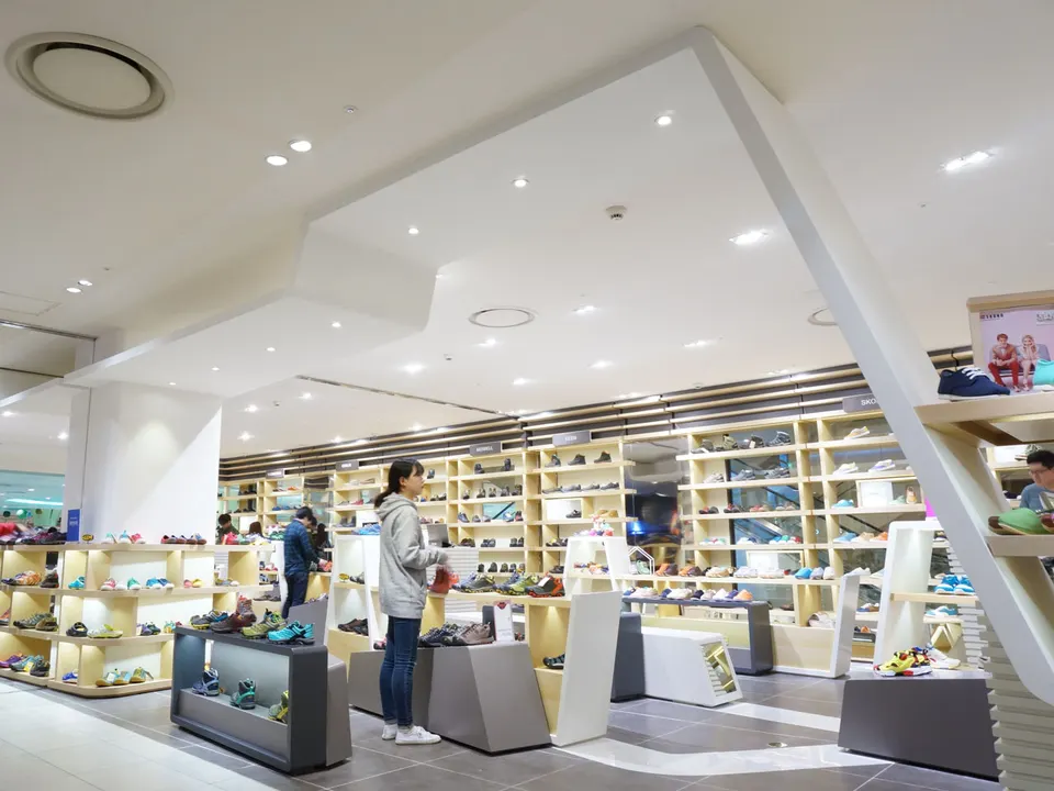 SHINSEGAE GYEONG GI STORE: 6F 멀티슈즈샵