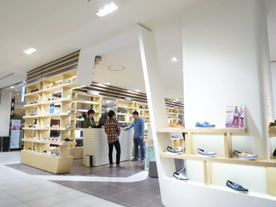 SHINSEGAE GYEONG GI STORE: 6F 멀티슈즈샵