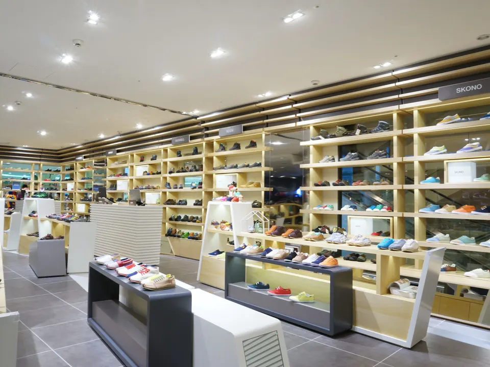 SHINSEGAE GYEONG GI STORE: 6F 멀티슈즈샵